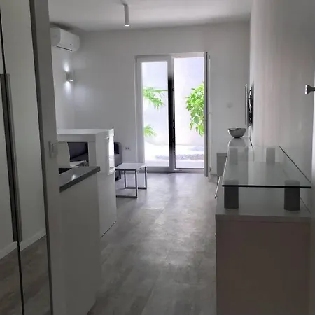 White Studio Opatija 아파트 *